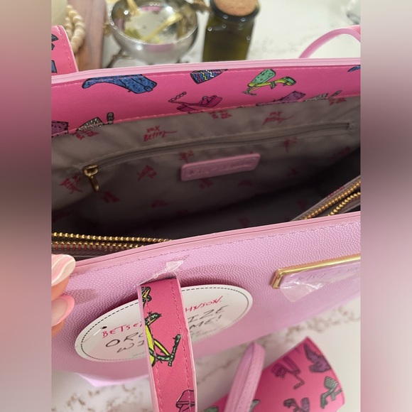 💕NEW Betsey Johnson Pink Tote Bag With Glasses Case In Cute Shoe Print - Picture 6 of 10
